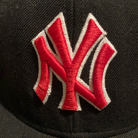 Red Yankees hat - Picture 3 of 6